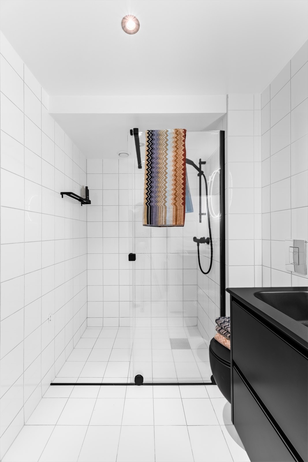 Baderomsinnredning i lekre sorte detaljer er ny fra 2022. Badet er innredet med servant med skuffer, speil m/belysning, veggehengt toalett og dusjhjørne med nytt dusjarmatur. Galleribilde