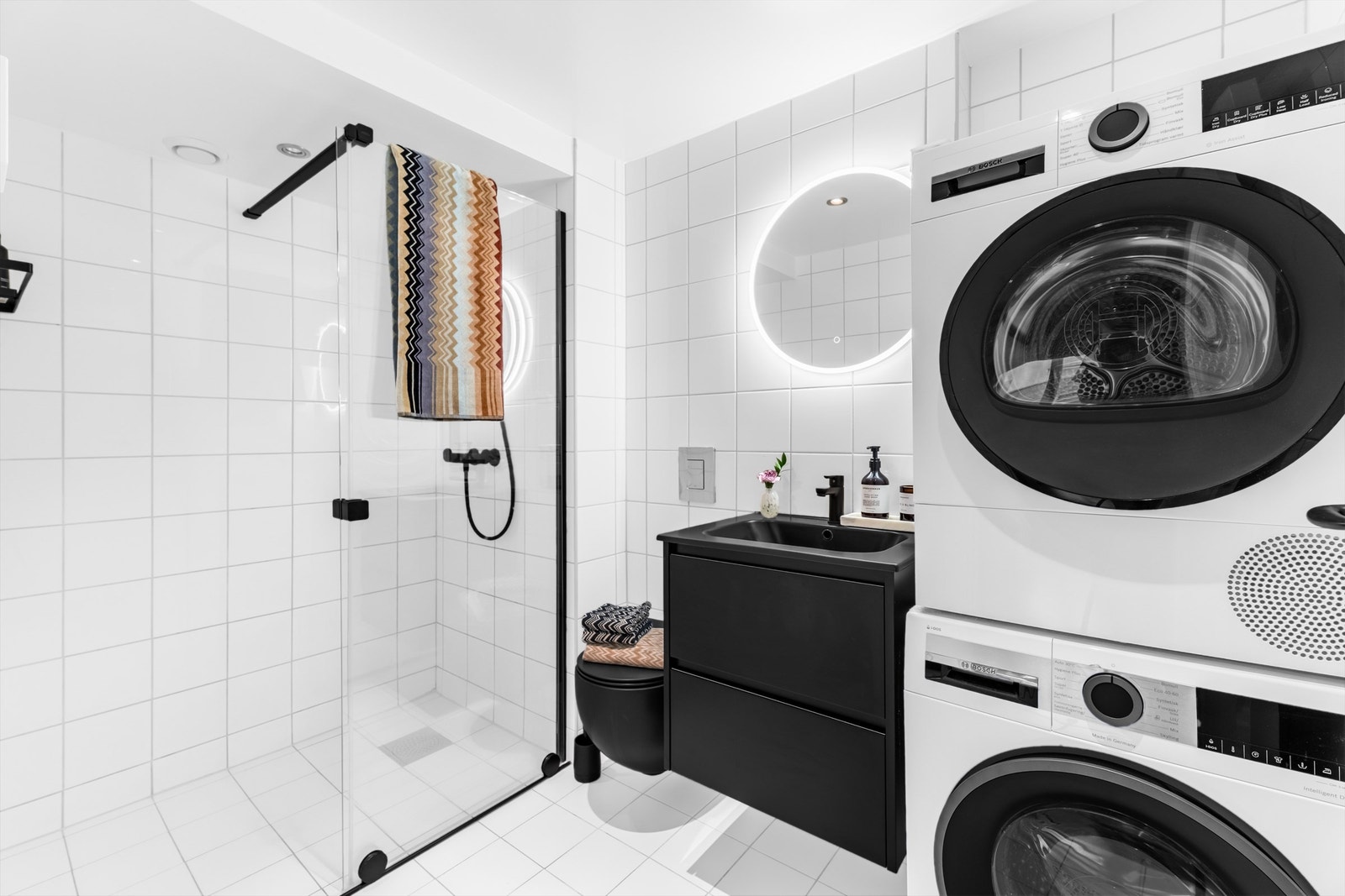 Lyst og delikat baderom fra 2009/2010 med hvite gulv- og veggfliser. Galleribilde