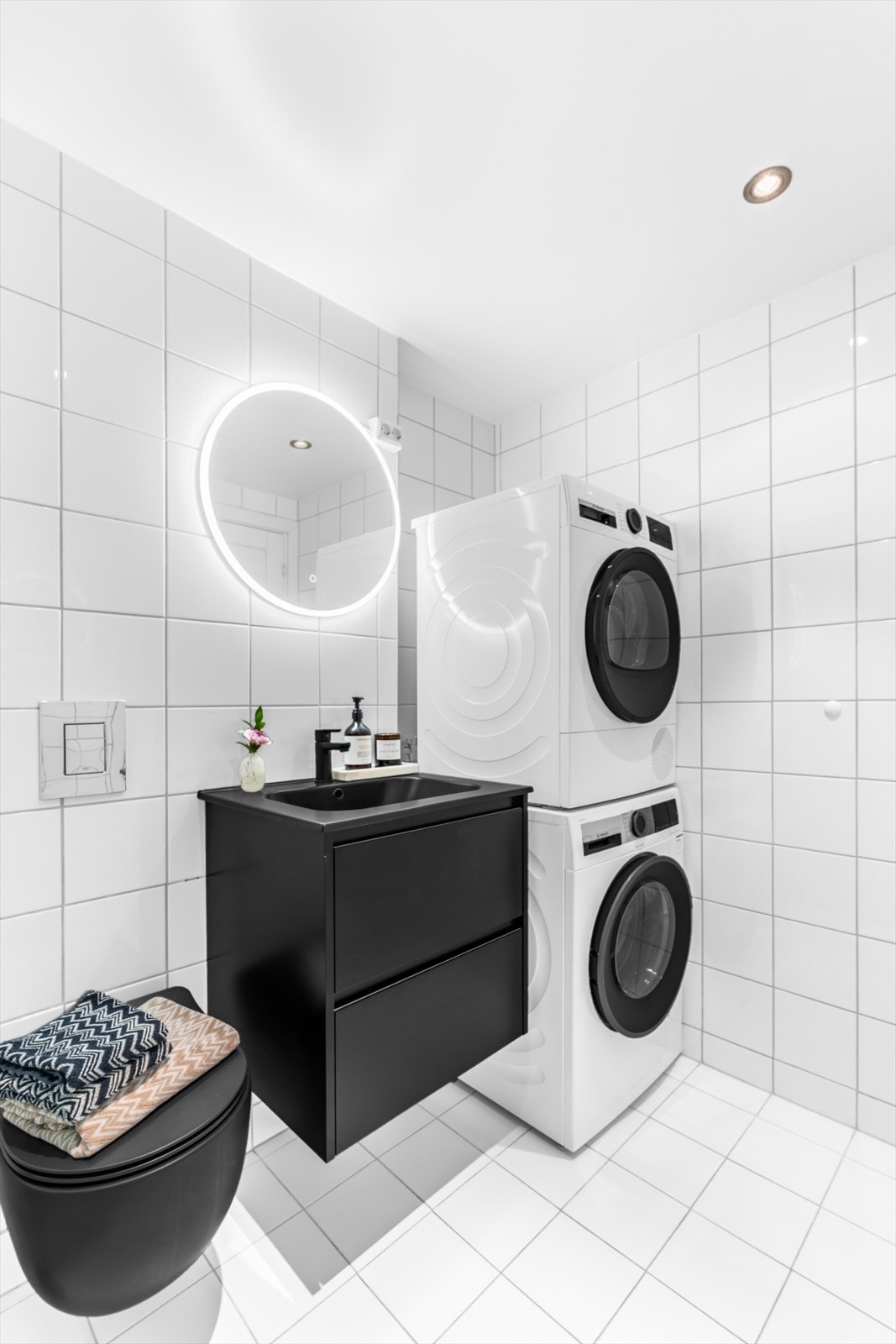 Det er i tillegg opplegg for vaskemaskin, og downlights i taket sørger for en god og behagelig belysning. Galleribilde