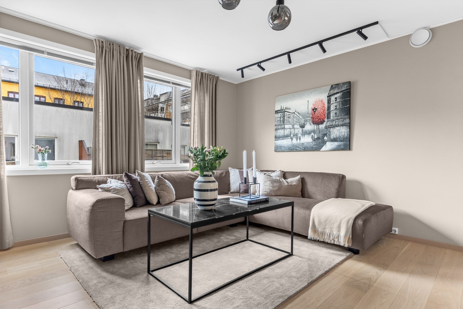 Leiligheten er pusset opp i 2022 med blant annet nye gulv og malte veggger/himling. Galleribilde