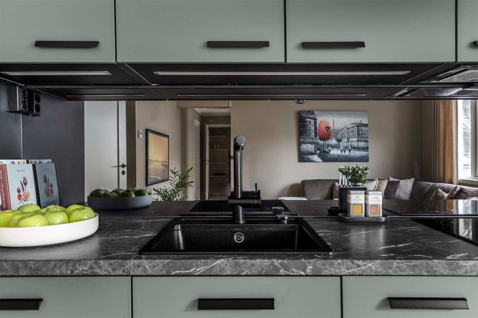 Belysning og stikkontakt under overskap. Galleribilde