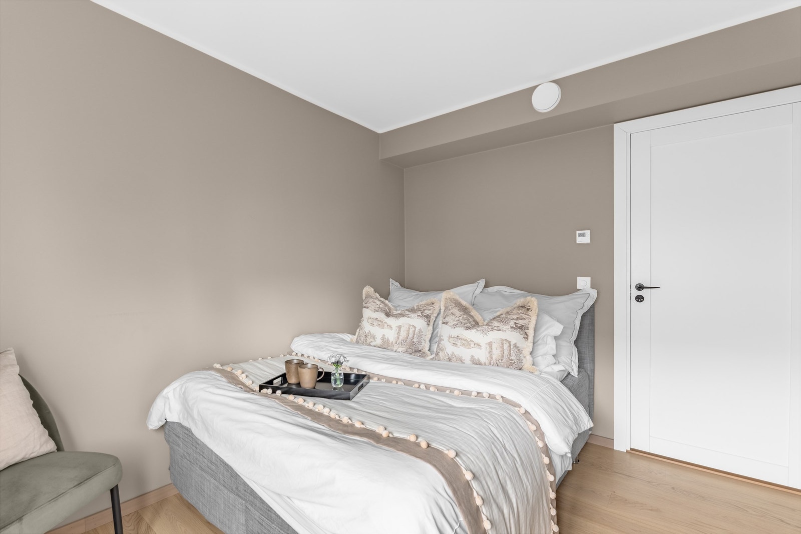 Begge soverommene er malt i behagelige fargetoner som gi god romfølelse. Tilluft på soverommene gir god ventilasjon. Galleribilde