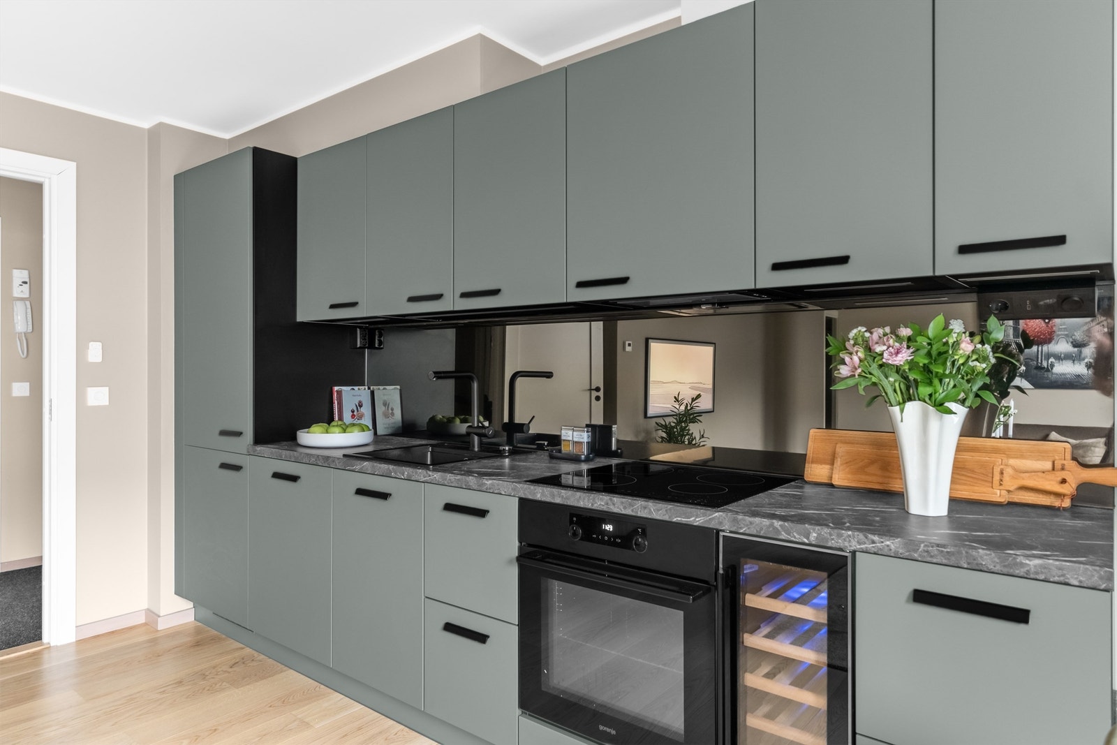 Lekkert Keo kjøkken fra 2022 med slette fronter. Galleribilde