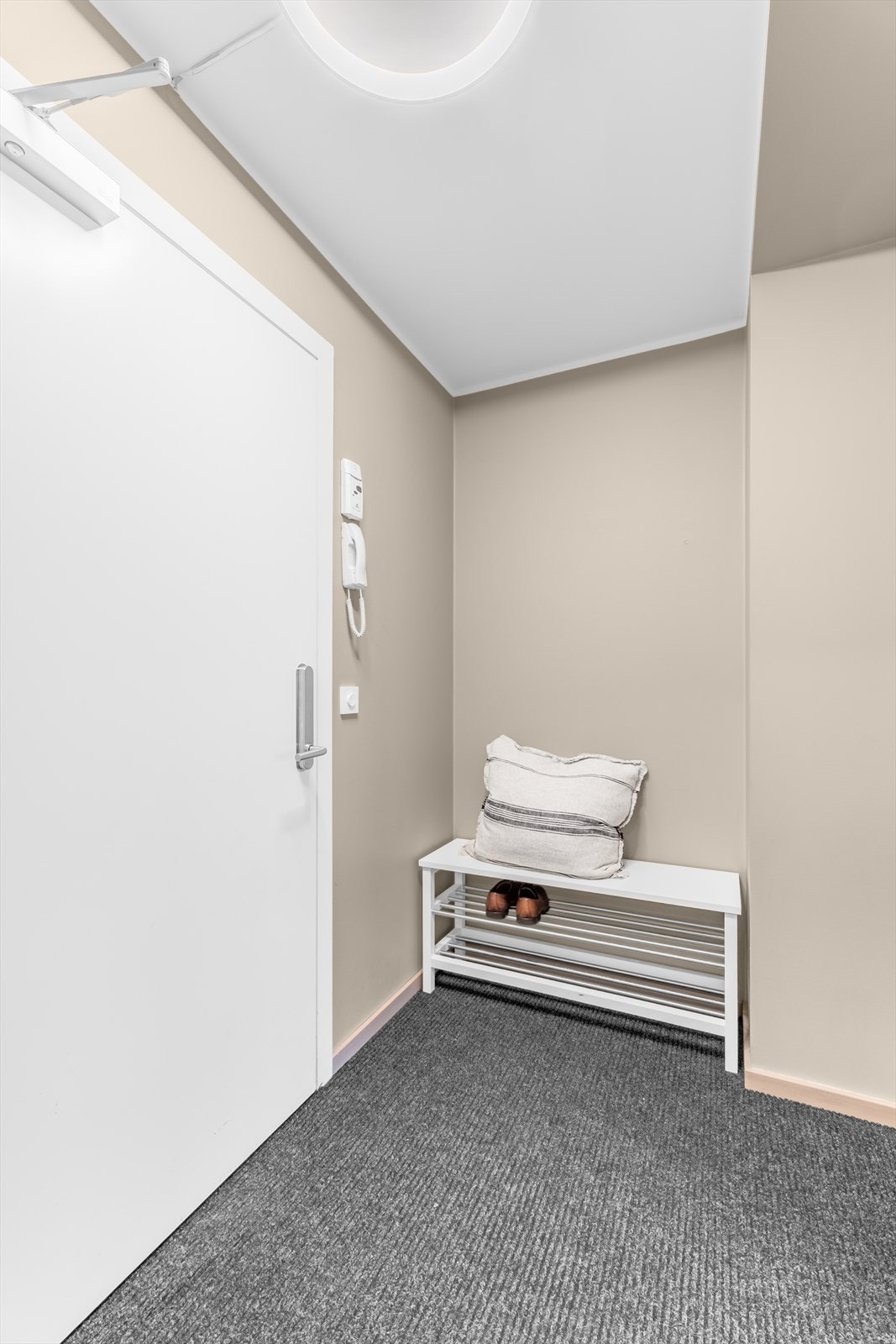 Adkomst til leiligheten i 3. etasje via heis. Lun og innbydende entré med god plass til oppbevaring av sko og yttertøy. Galleribilde