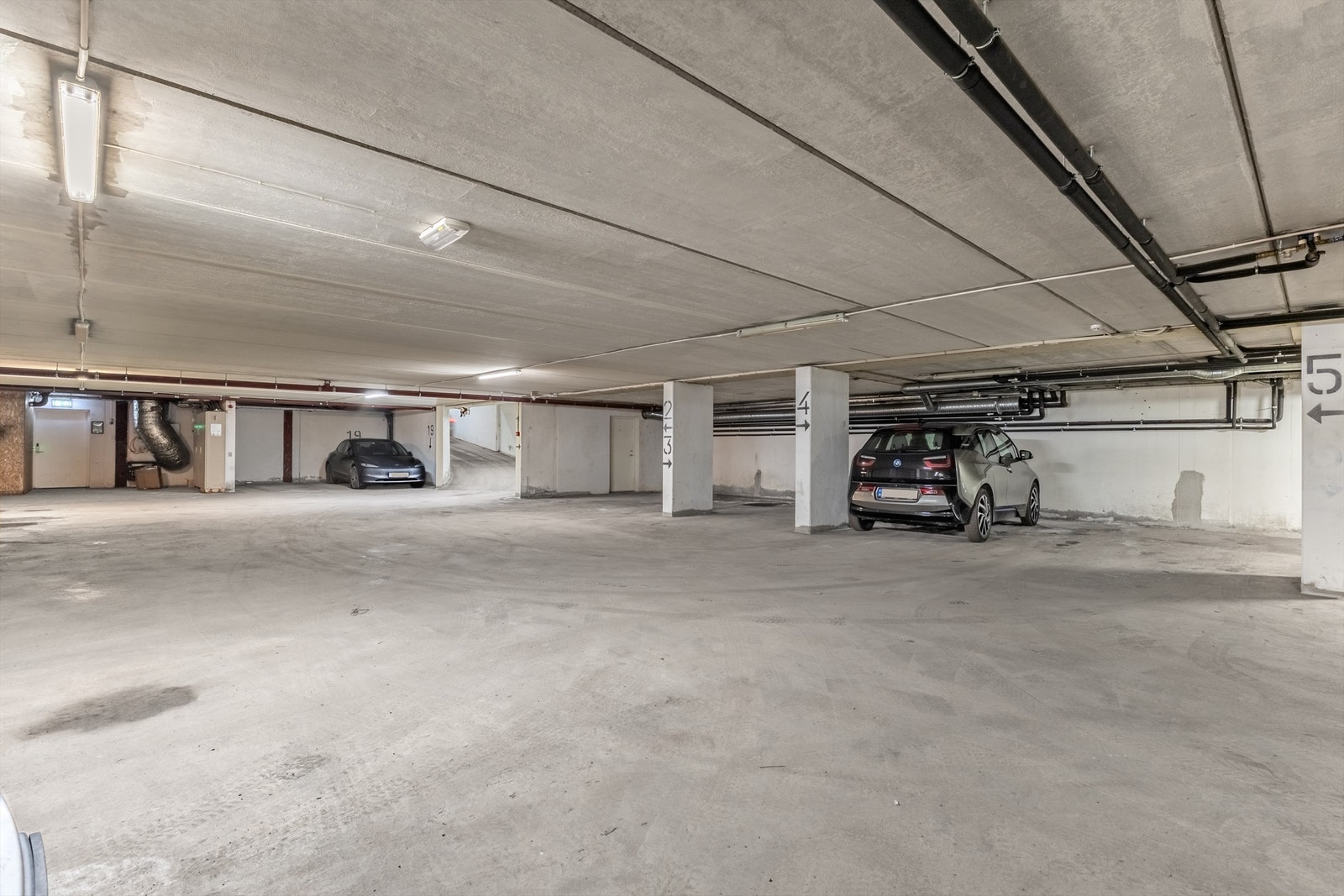 Mulighet for kjøp av garasjeplass nr. 5 i kjeller under leiligheten. Pris for garasjeplassen er kr. 400.000,-. Galleribilde