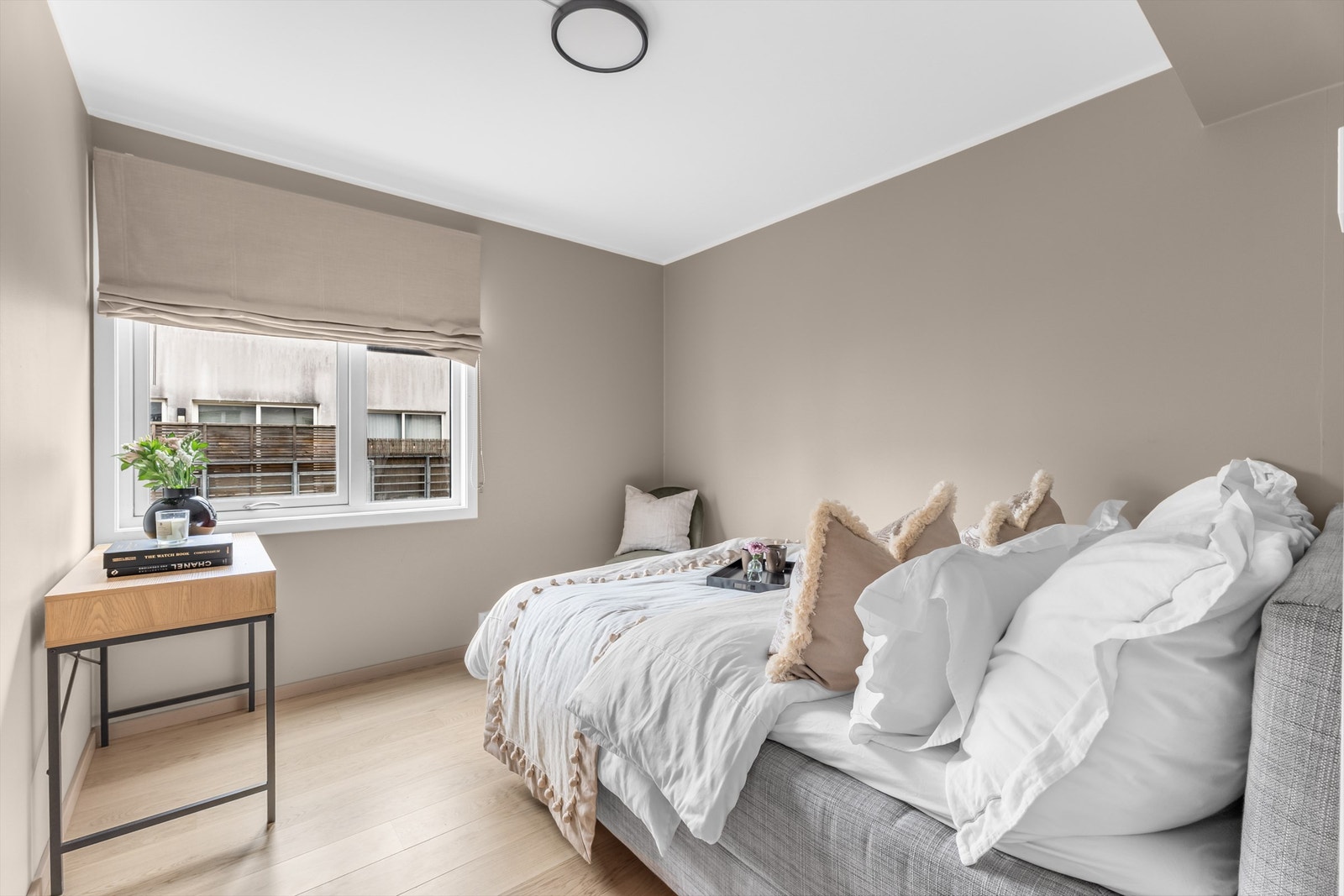 Hovedsoverommet har rikelig plass til dobbeltseng og nattbord, samt muligheter for oppbevaring. Galleribilde