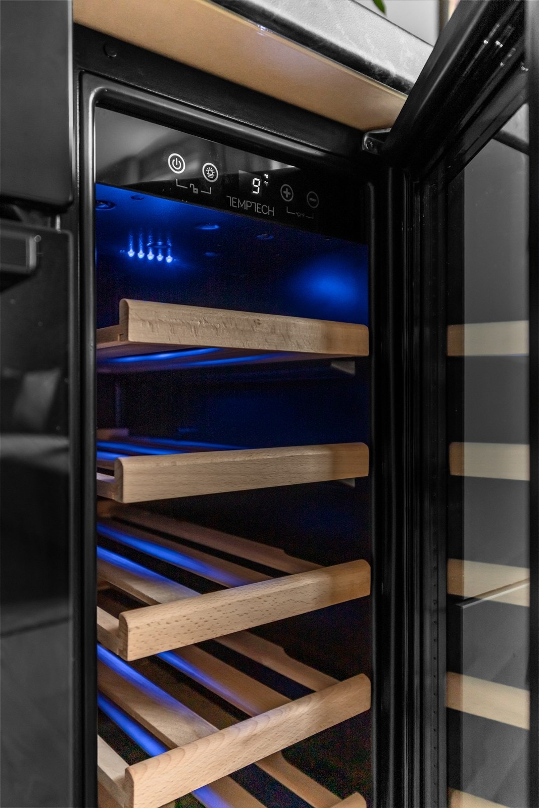 Plassbesparende vinskap gir et eksklusiv utrykk. Galleribilde