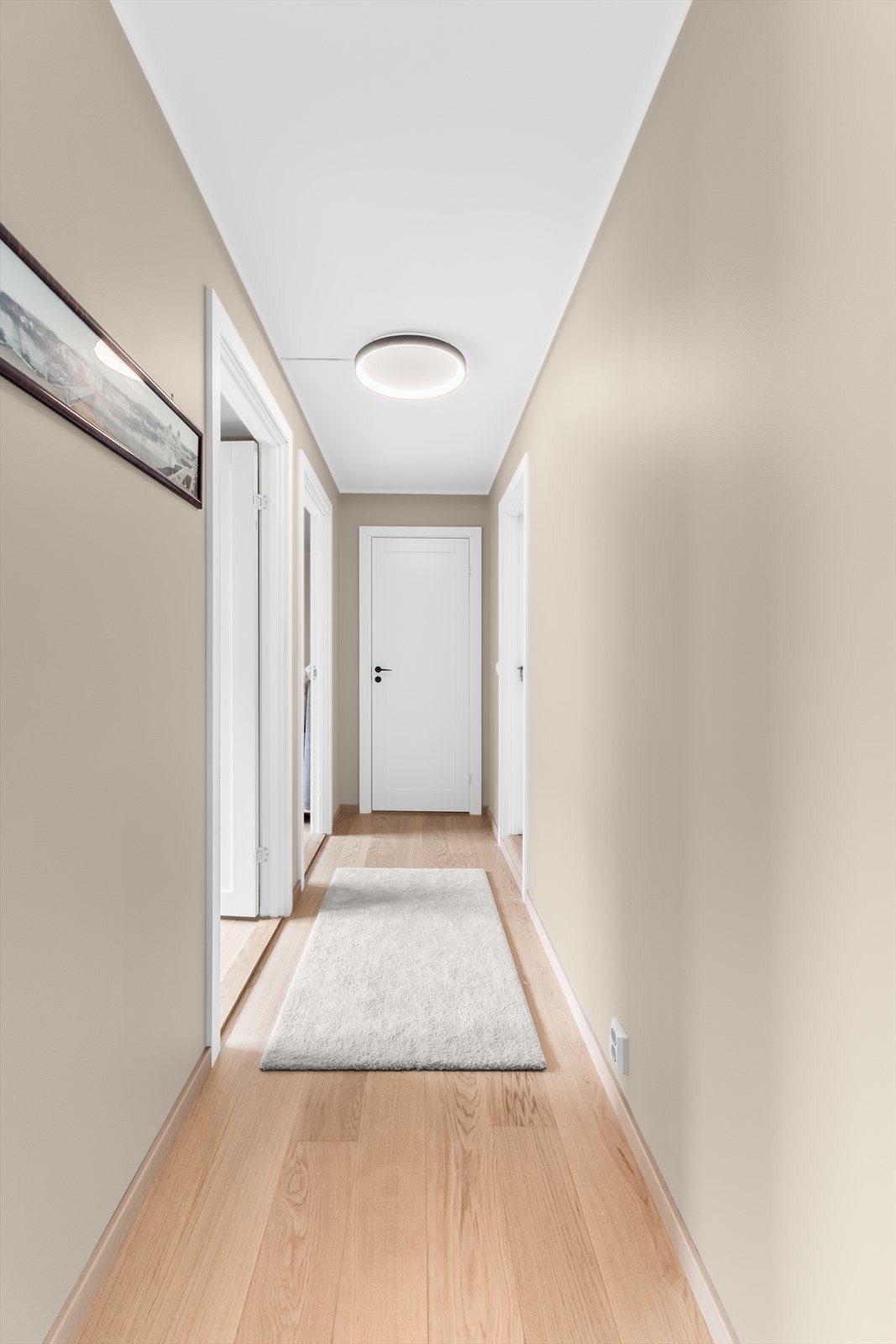 Leiligheten har nye innerdører fra oppussing i 2022. Galleribilde