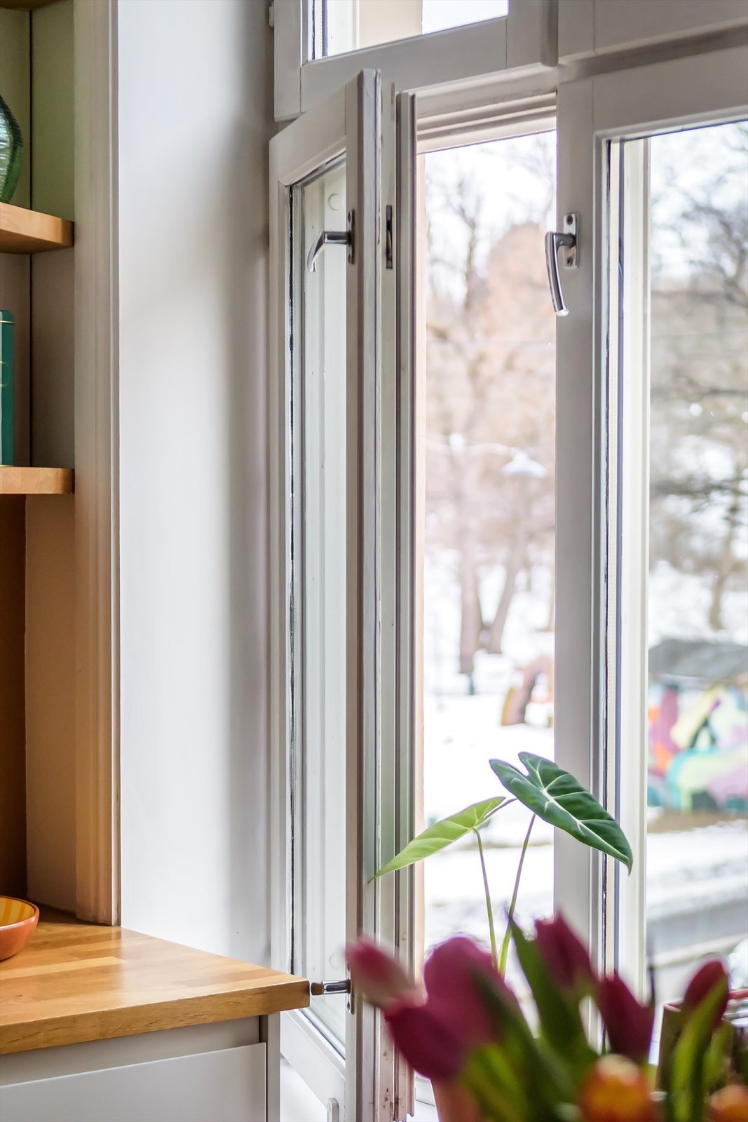 De dype vinduskarmene gir plass til planter og pyntegjenstander. Galleribilde