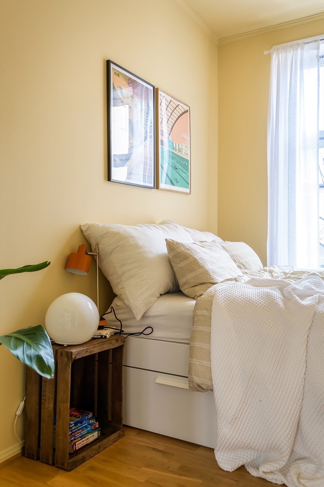 Her får du nattbord på begge sider av seng, samt rom for ytterligere oppbevaring som kommode. Galleribilde