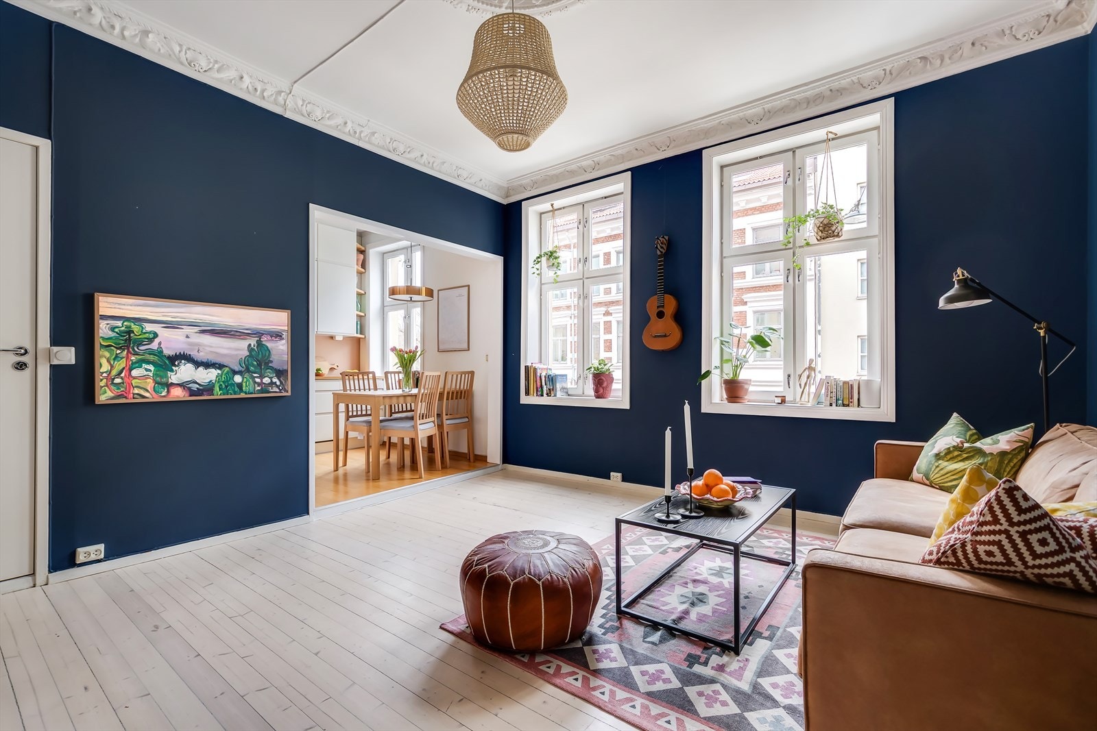 Store vinduer med dype vinduskarmer gir gode lysforhold. Galleribilde