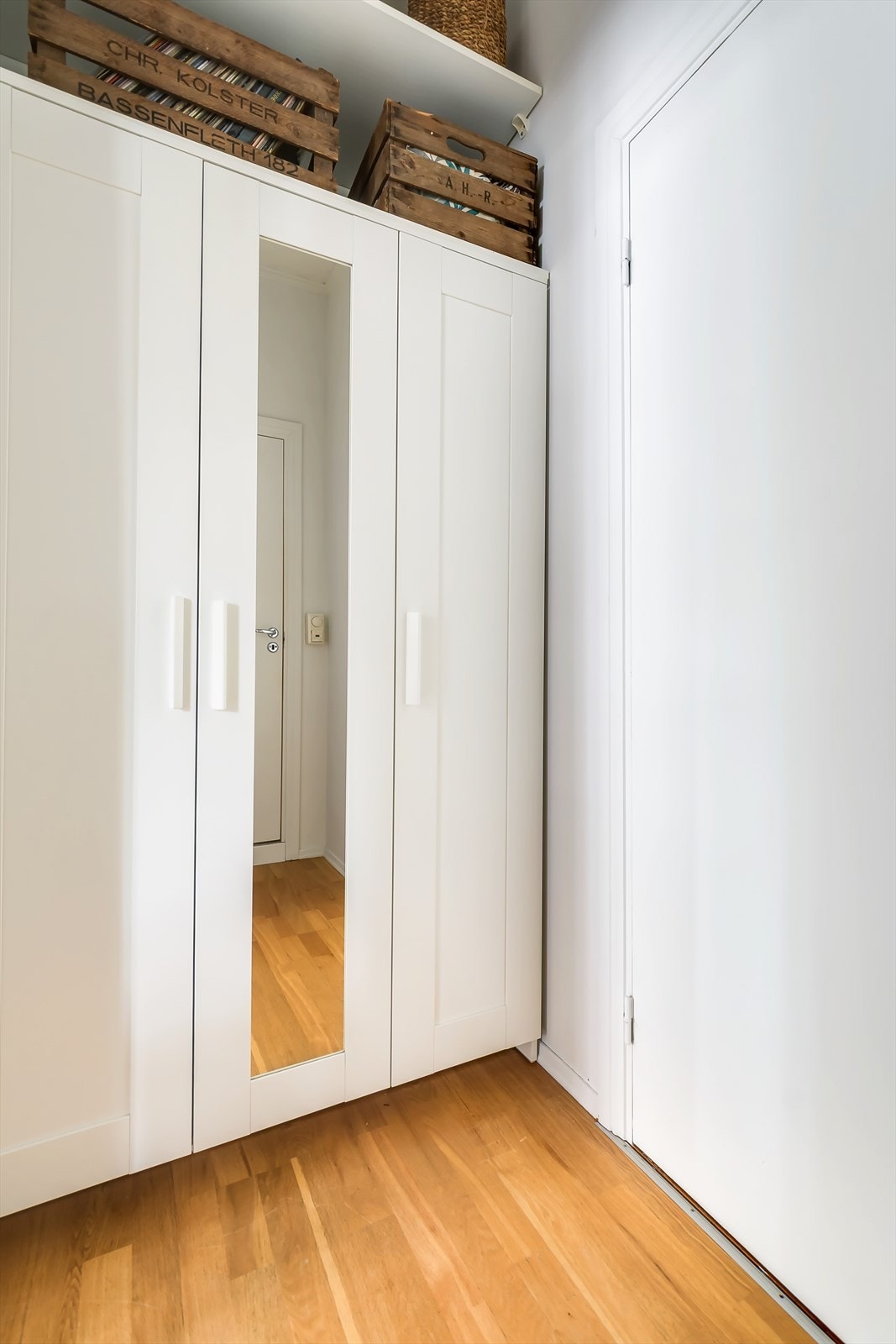 Gang mellom stue, soverom og bad inneholder garderobeskap og hyller til oppbevaring. Galleribilde