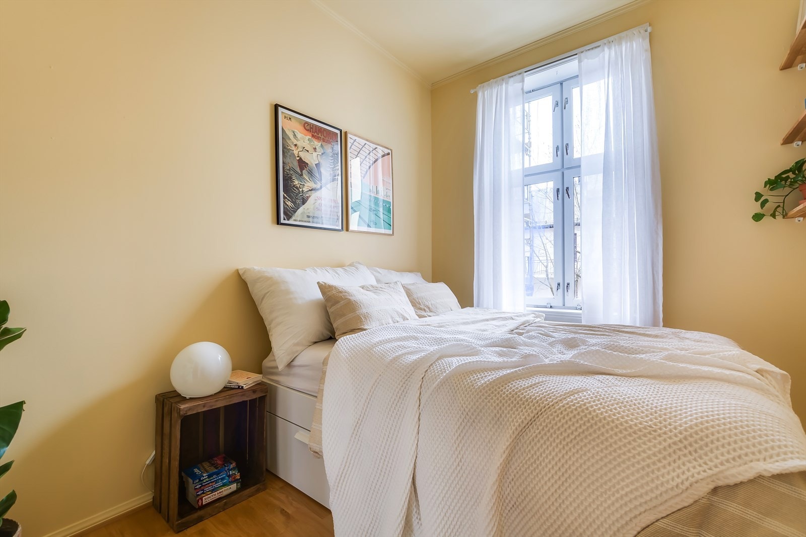 Lunt og koselig soverom med plass til dobbeltseng, nattbord og hylleløsning på vegg. Galleribilde