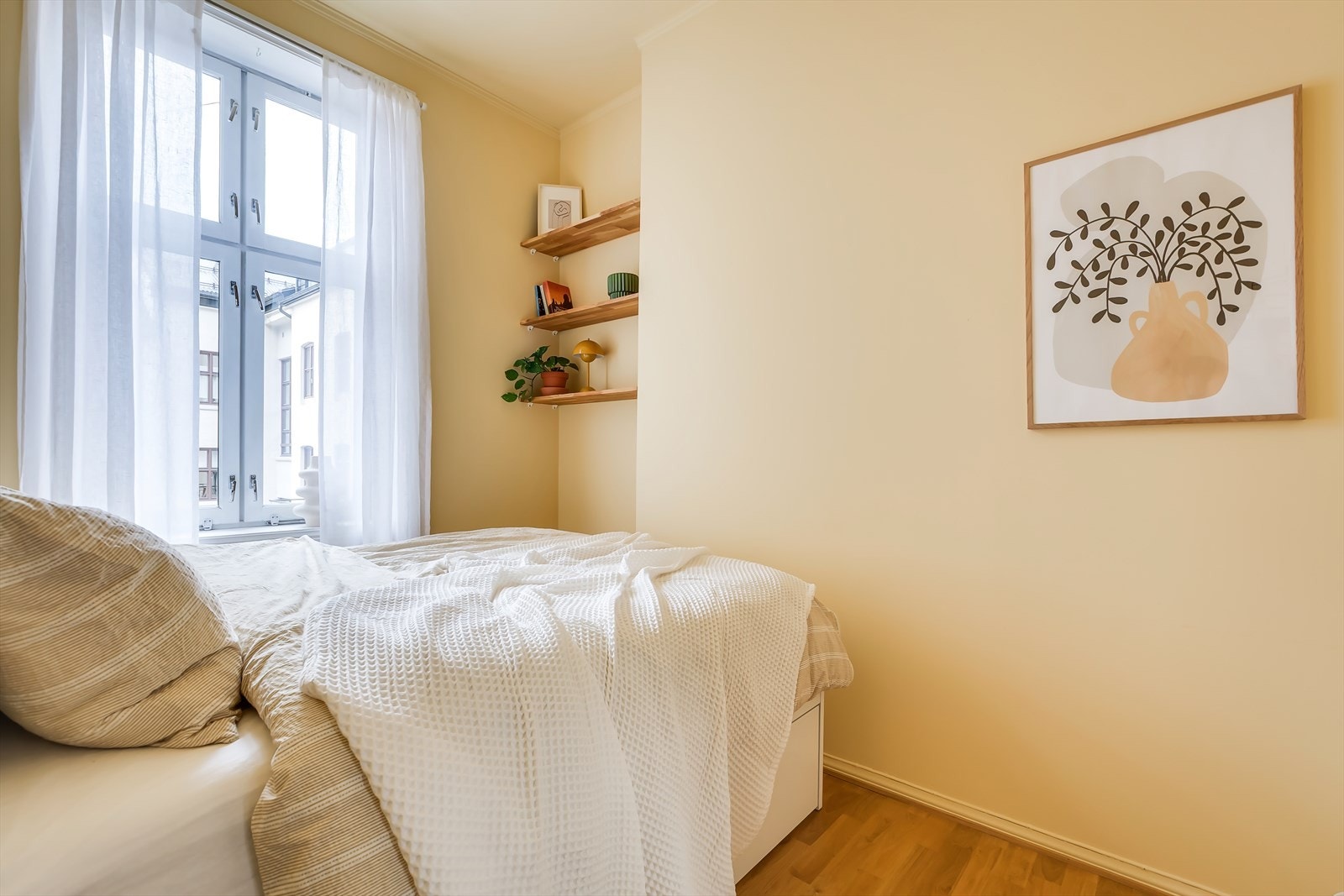 Soverommet vender inn mot rolig bakgård, sov godt! Galleribilde