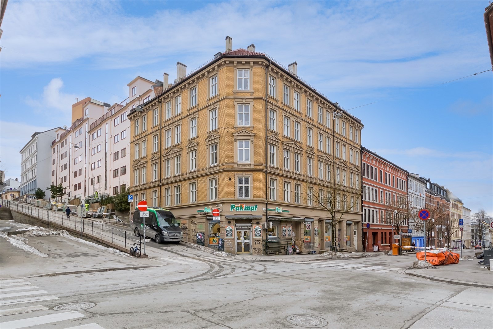 Attraktiv beliggenhet på Tøyen med gangavstand til koselige spisesteder, grøntområder og kollektivtilbud. Galleribilde