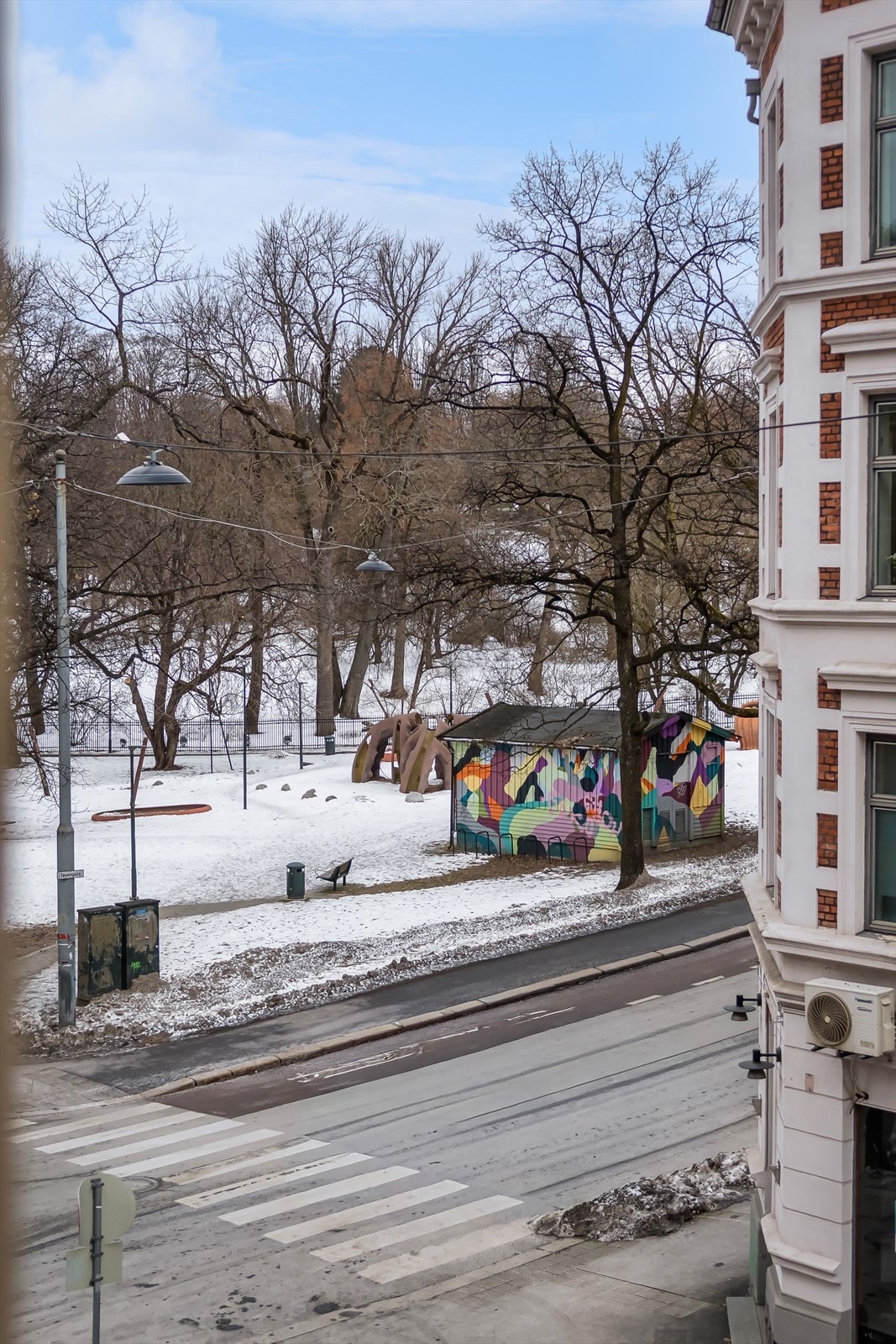 Her har du Botanisk hage som nærmeste nabo, en idyllisk park på sommerstid. Galleribilde