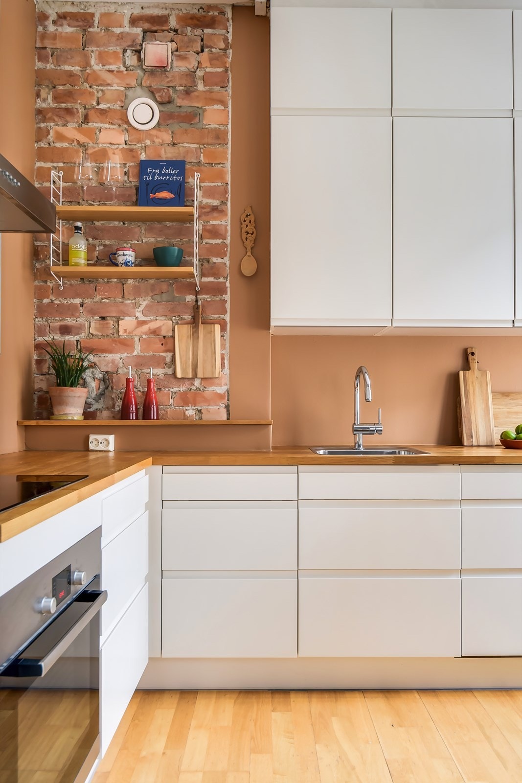 Legg merke til teglsteinsveggen på kjøkkenet, nok et klassisk element! Galleribilde