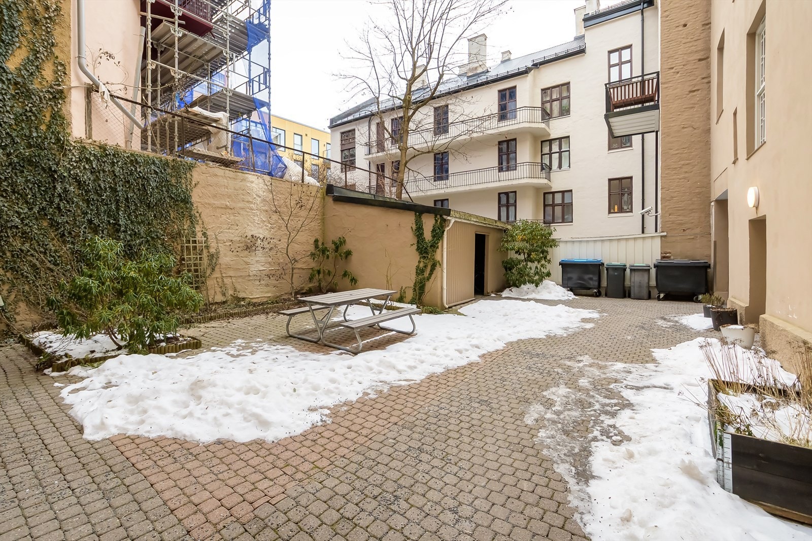 Felles sykkelskur og sittegruppe i gårdsrommet. Galleribilde