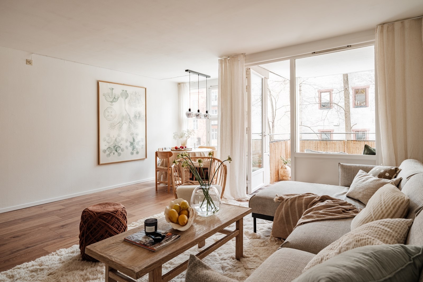 Veggene er malt i en lys farge, og på gulvet er det lagt en-stavs laminat Galleribilde