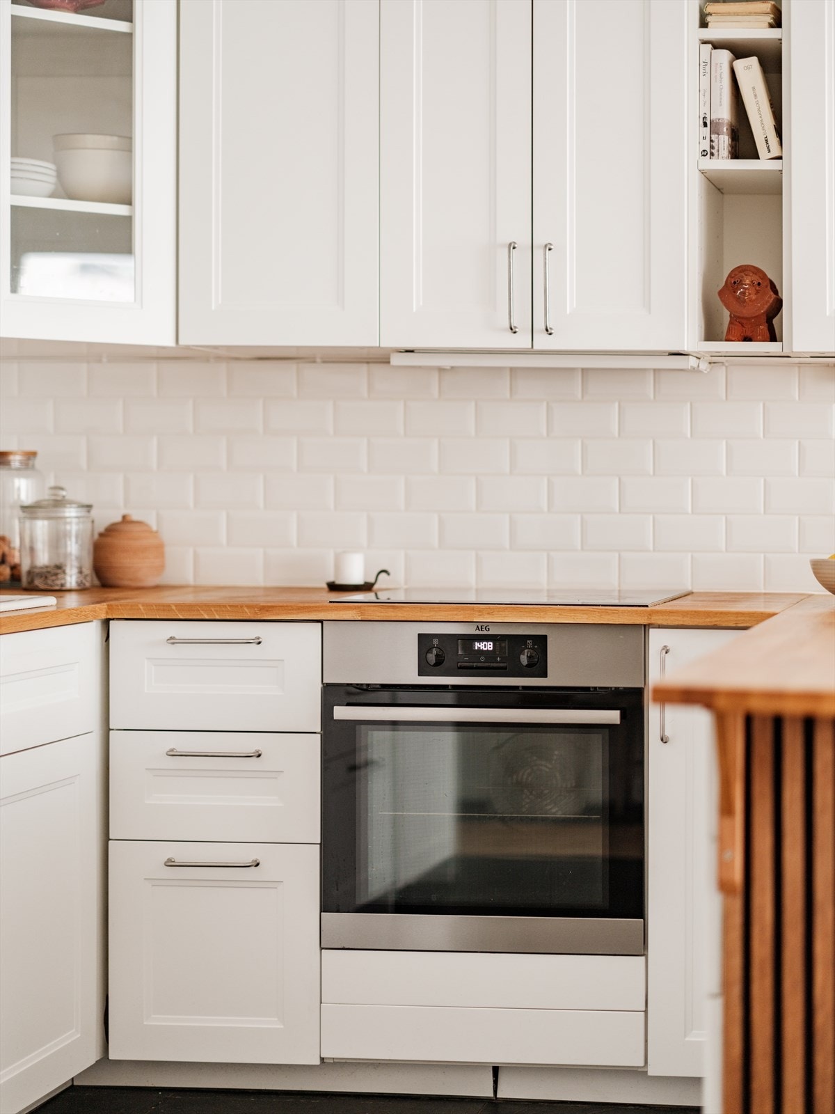 Stilige subwayfliser er montert mellom over- og underskap Galleribilde