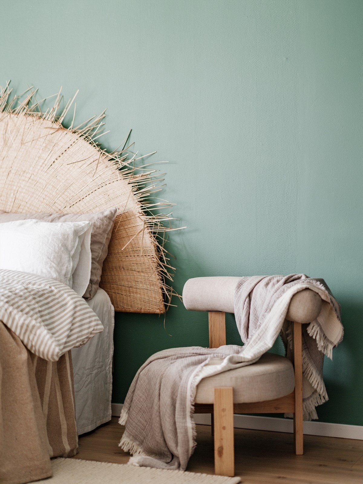 Veggen er malt i en stilig kontrastfarge Galleribilde