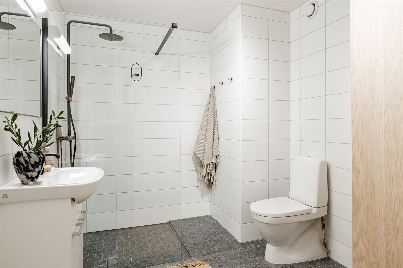 Delikat bad som i følge tidligere salgsoppgave ble modernisert i 2020 Galleribilde