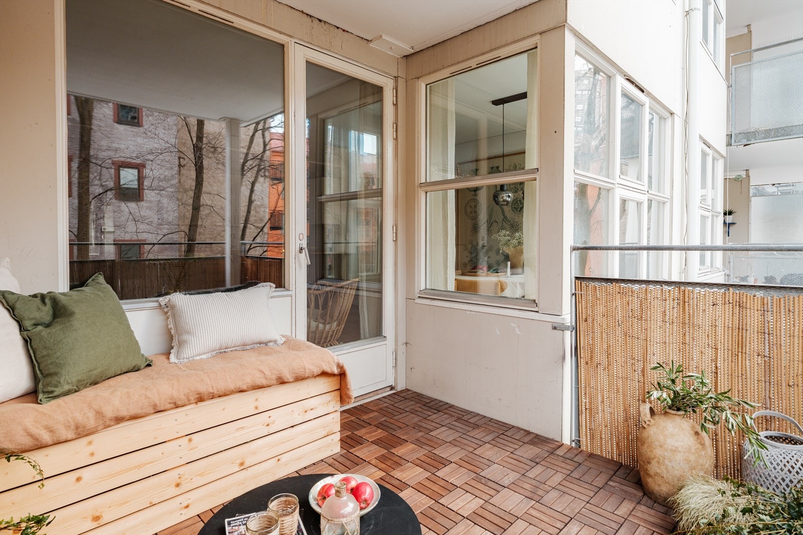 På gulvet er det lagt treheller Galleribilde