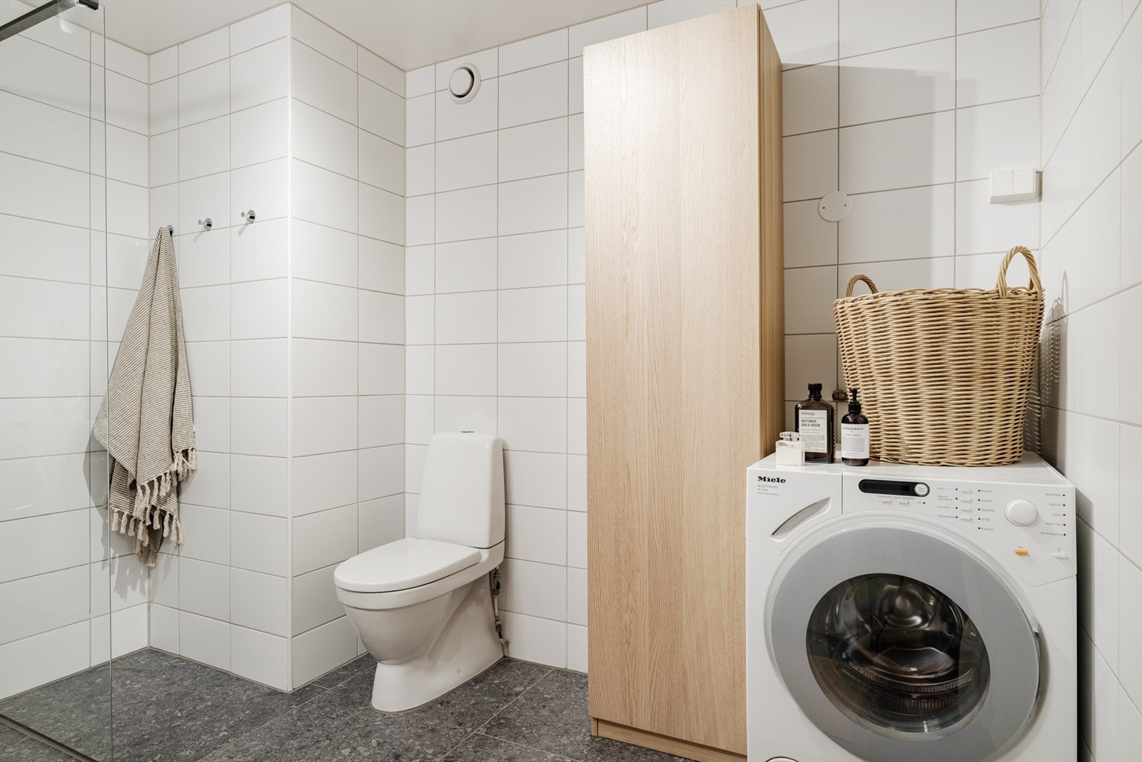 Badet er av meget god størrelse og det er varmekabler i gulvet Galleribilde