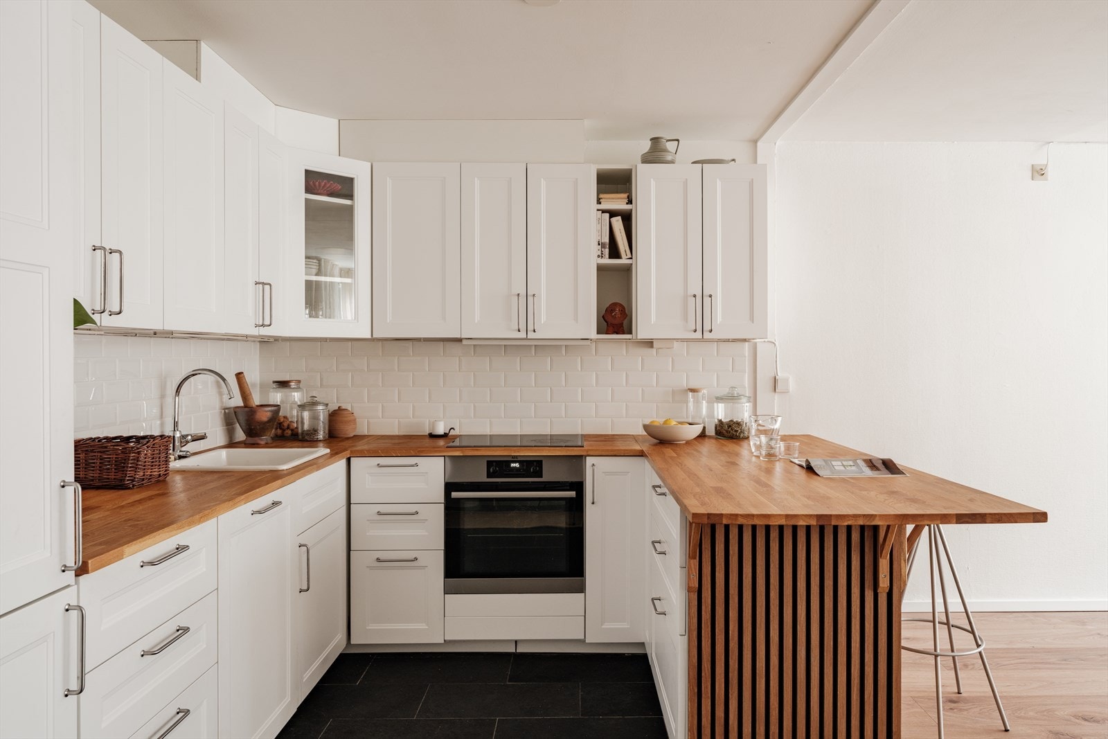 Det er meget god benke- og skapplass Galleribilde