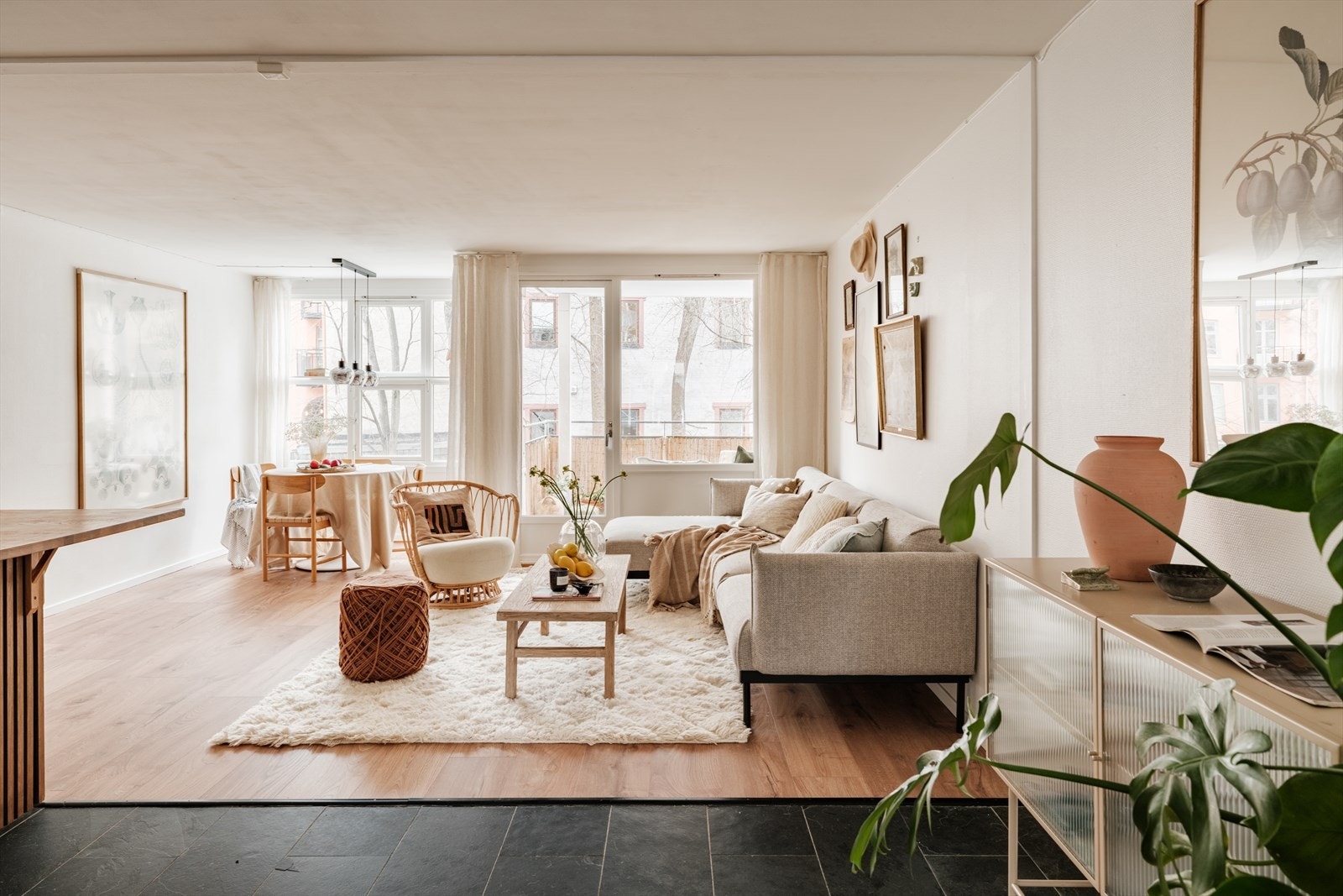 Store vindusflater lyser opp hele rommet Galleribilde