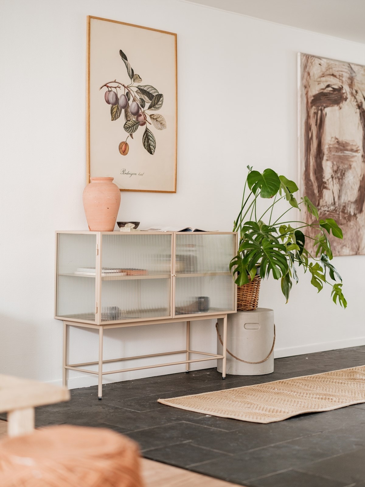 Det er 64 garasjeplasser i kjelleretasjen, hvorav 8 plasser eies av sameiet Galleribilde