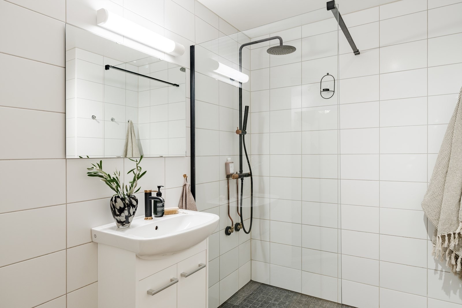 Det er lagt pene fliser på gulv og vegger Galleribilde