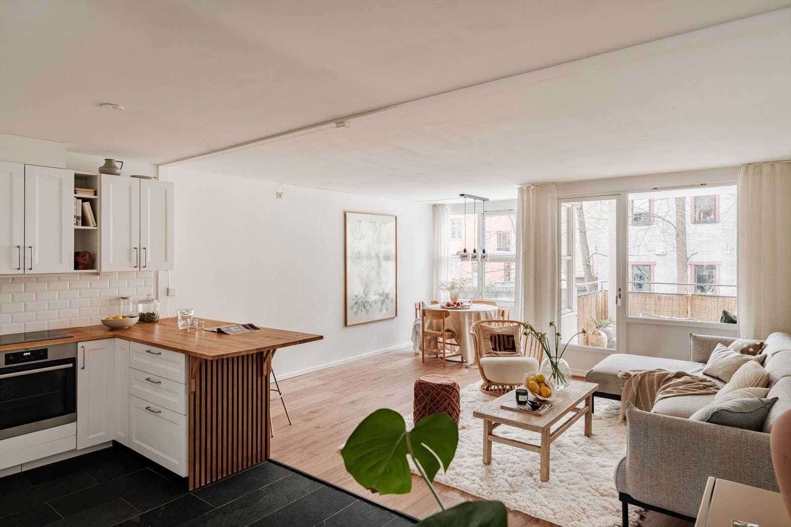 Kjøkkenet ligger i åpen løsning mot stuen Galleribilde