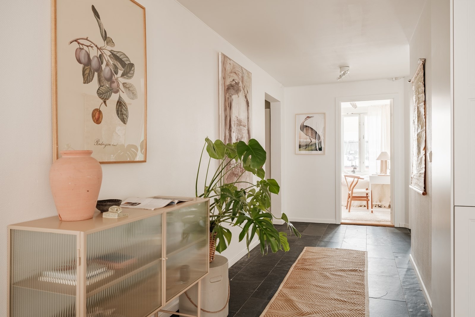 Romslig gang med oppbevaringsmuligheter Galleribilde