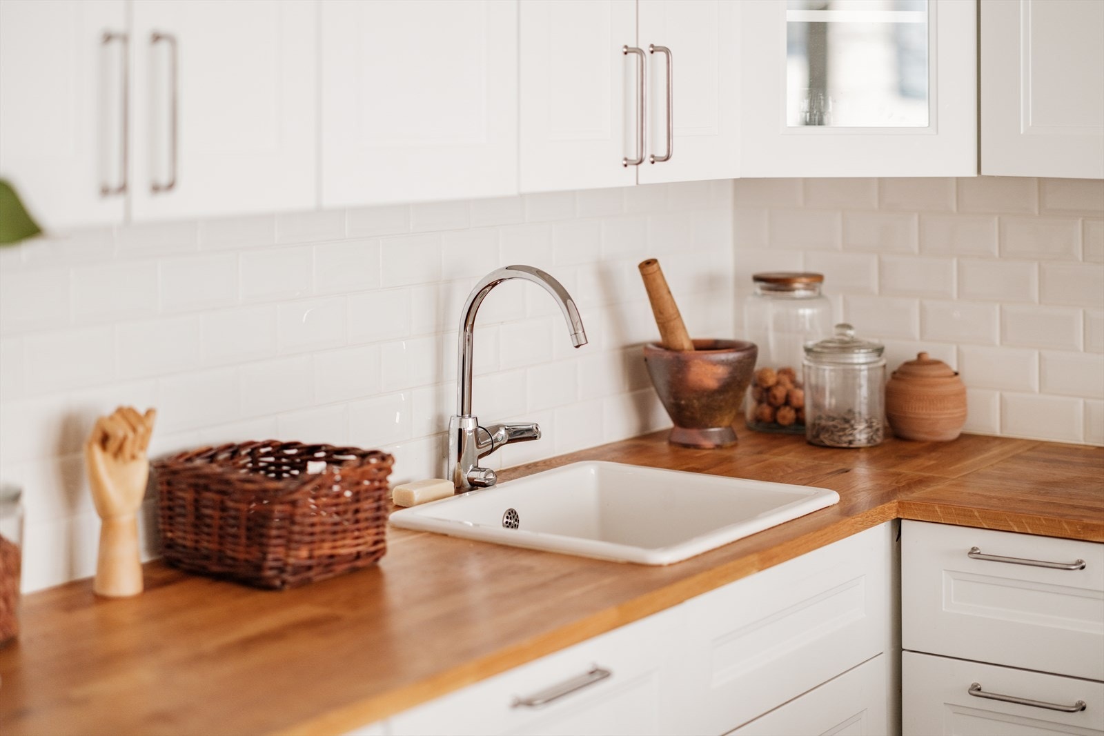 Kjøkkeninnredning er oppgradert med med ny heltre benkeplate, stekeovn og fliser på vegg i 2022 Galleribilde