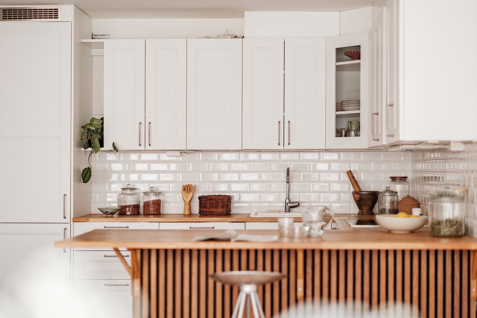 Stekeovn, oppvaskmaskin og kombinert kjøle- og fryseskap er integrert i innredningen Galleribilde