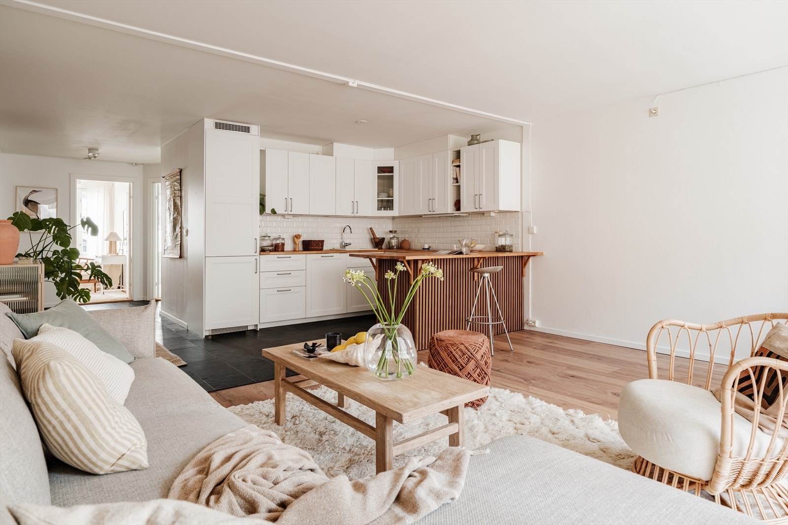 Kjøkkenet har en halvøy, noe som skaper en meget sosial sone Galleribilde