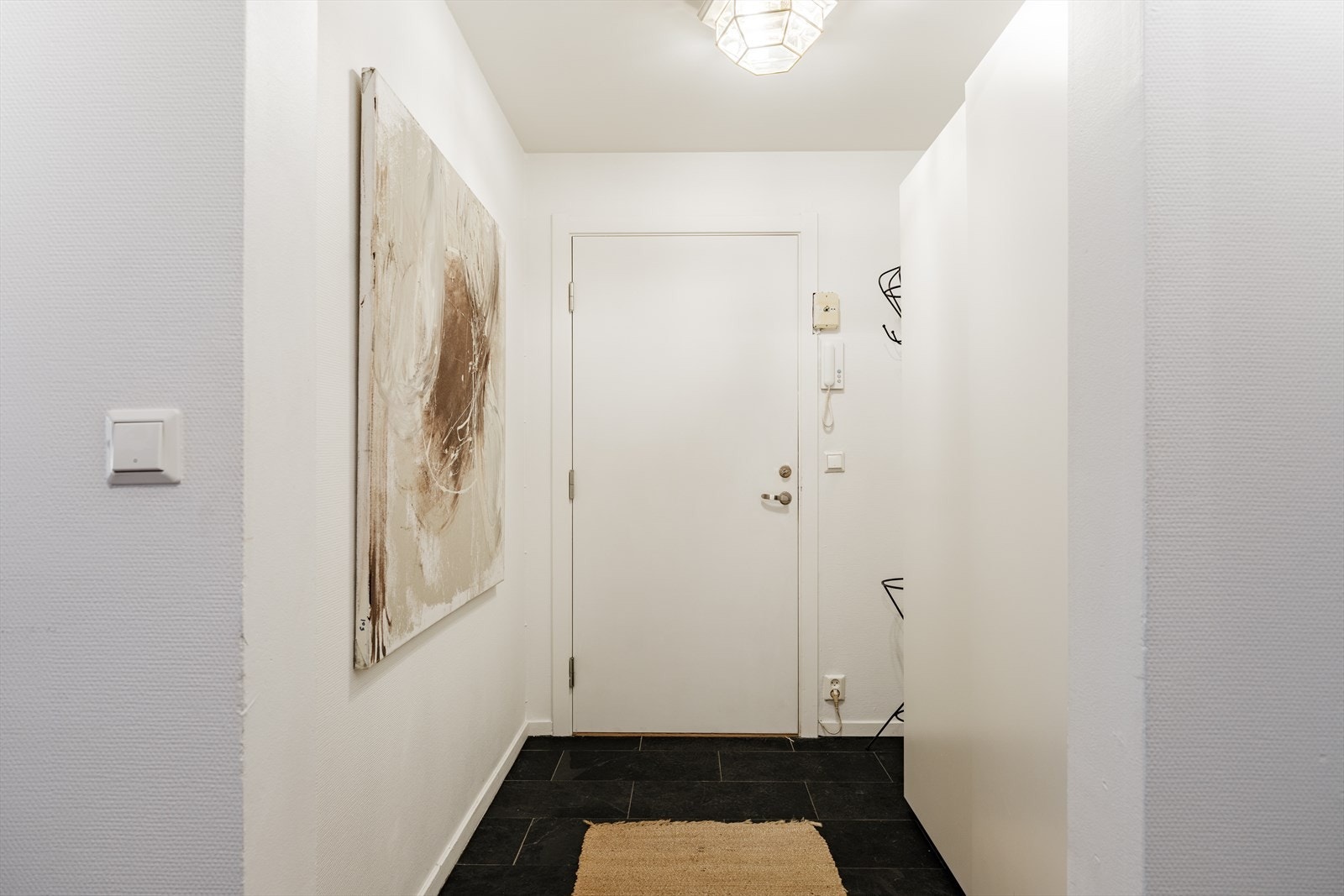 Entréen er romslig med et stort garderobeskap Galleribilde