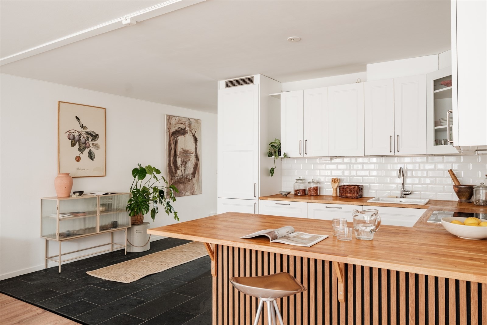 På gulvet er det lagt fliser, noe som forenkler rengjøringen Galleribilde