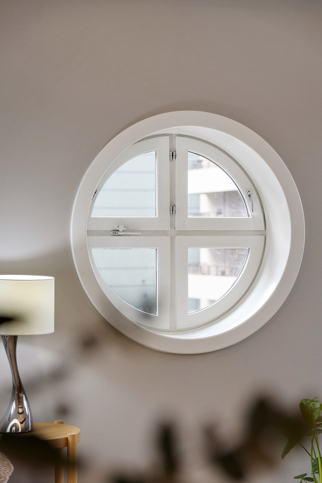 Vinduene sører for godt med lysinnslipp i leiligheten. Galleribilde