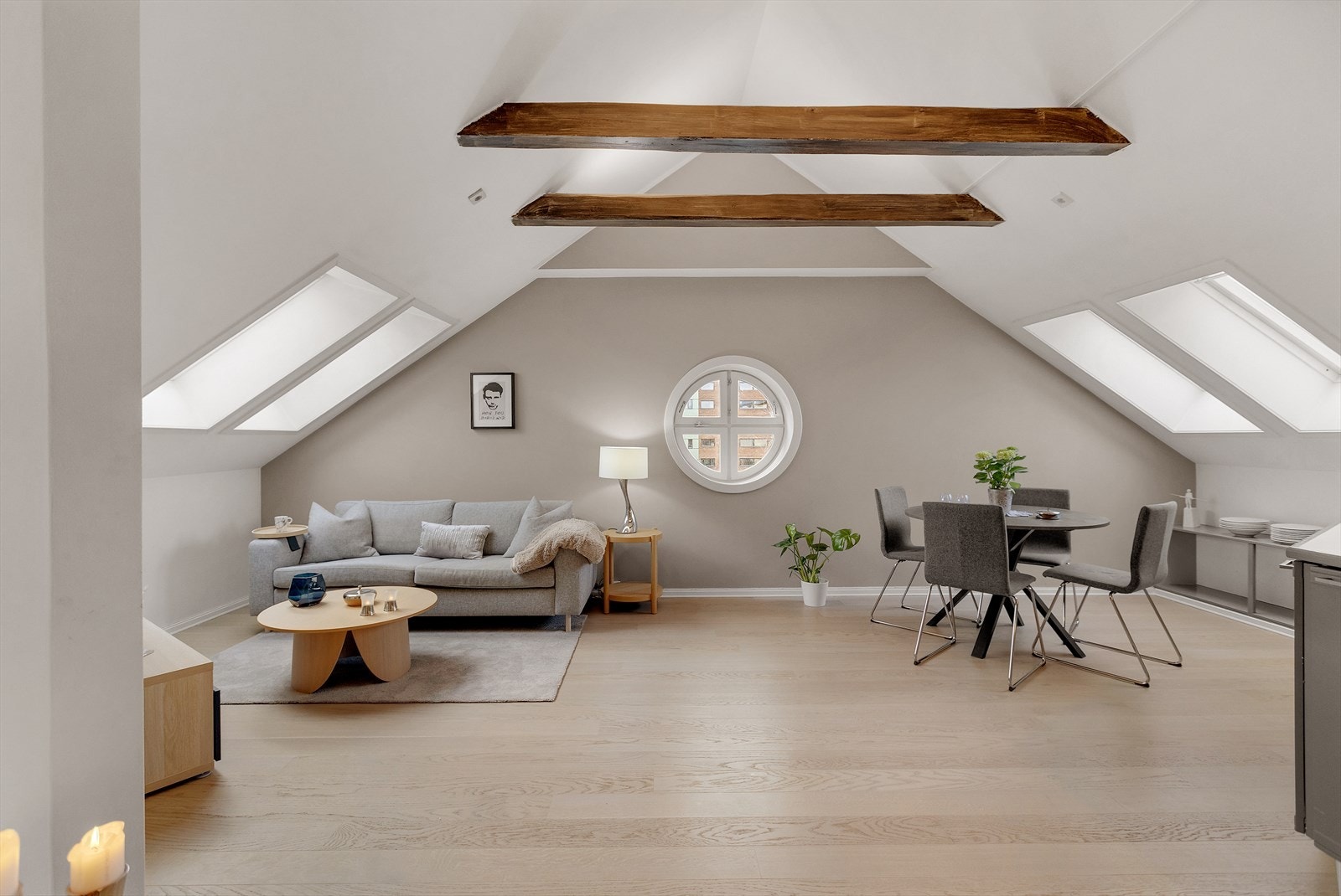 Jonas Dahlén har gleden av å presentere Colletts gate 54, en lys, tilbaketrukket og sjarmerende loftsleilighet beliggende i byggets øverste etasje. Foto Martin Kaasa. Galleribilde