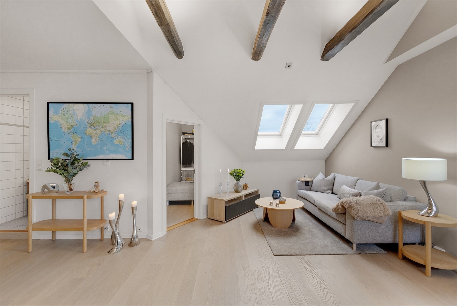 Stuen er romslig og lys og har god plass til sofagruppe, tv-møblement og spisebord med plass til mange gjester. Galleribilde