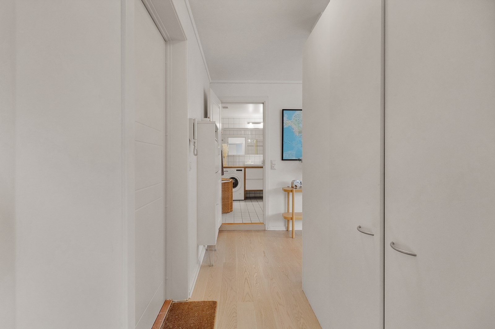 Velkommen inn! Her har du en stor og romslig gang som er utstyrt med garderobeskap og callinganlegg. Galleribilde