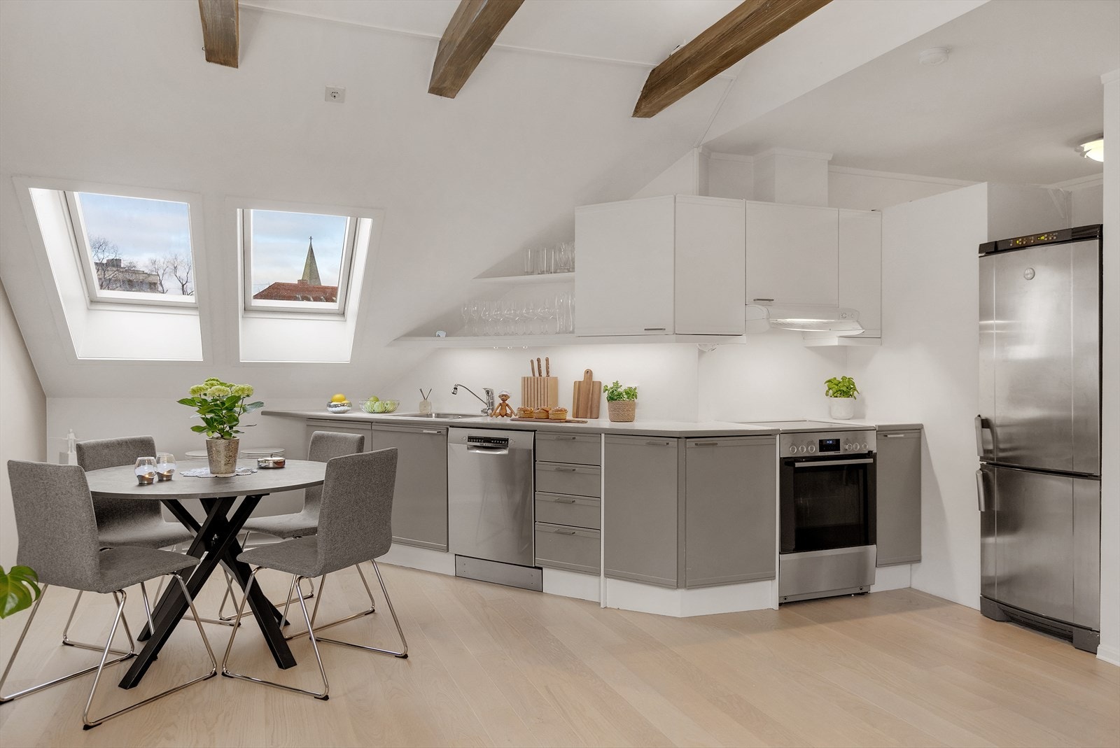 Her bor du høyt og rolig, samtidig som du har umiddelbar nærhet til områdets rike utvalg av kaféer, parker, kollektivtransport og byliv Galleribilde