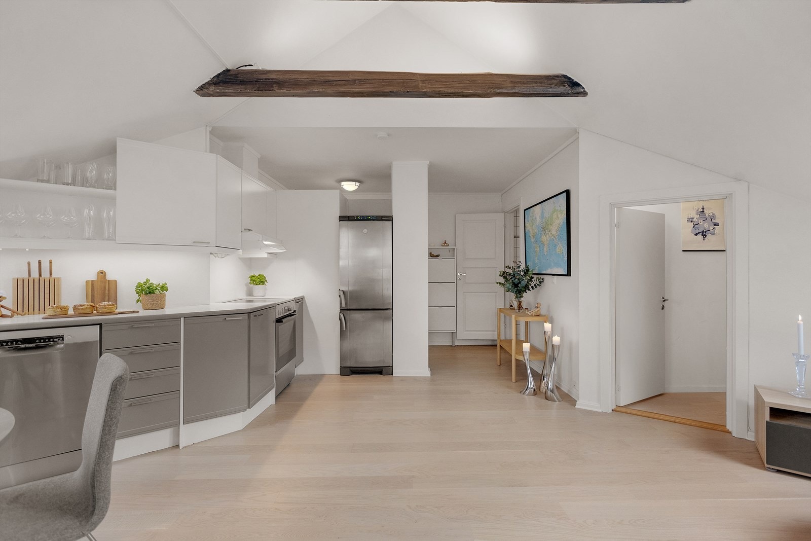 Løsningen fungerer godt både til hverdags og ved sosiale anledninger, og er naturlig integrert i den åpne stue-/kjøkkenløsningen. Galleribilde