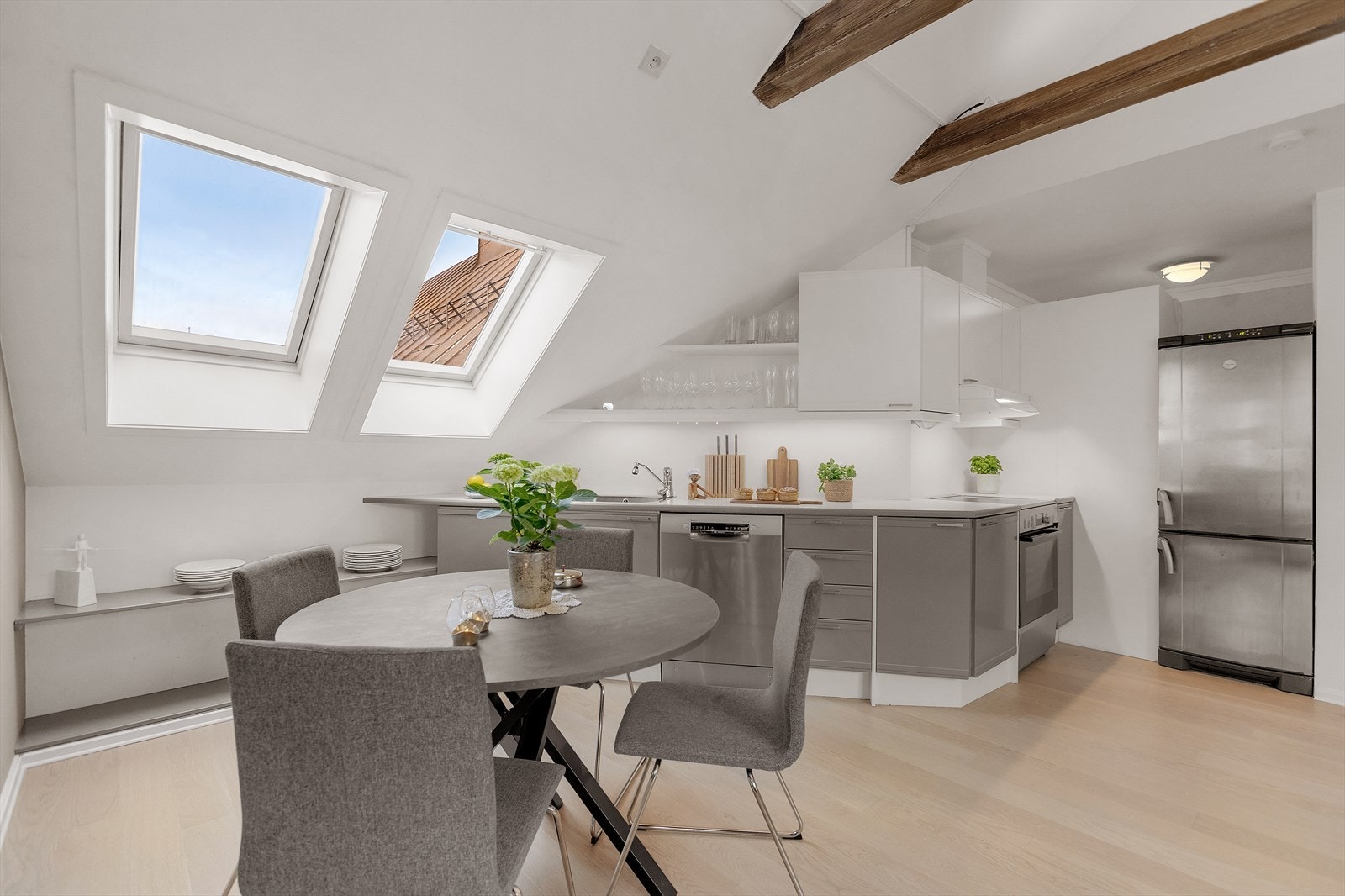 Kjøkkenet fremstår som funksjonelt og tidløst, med delvis plassbygd innredning tilpasset loftets utforming. Galleribilde