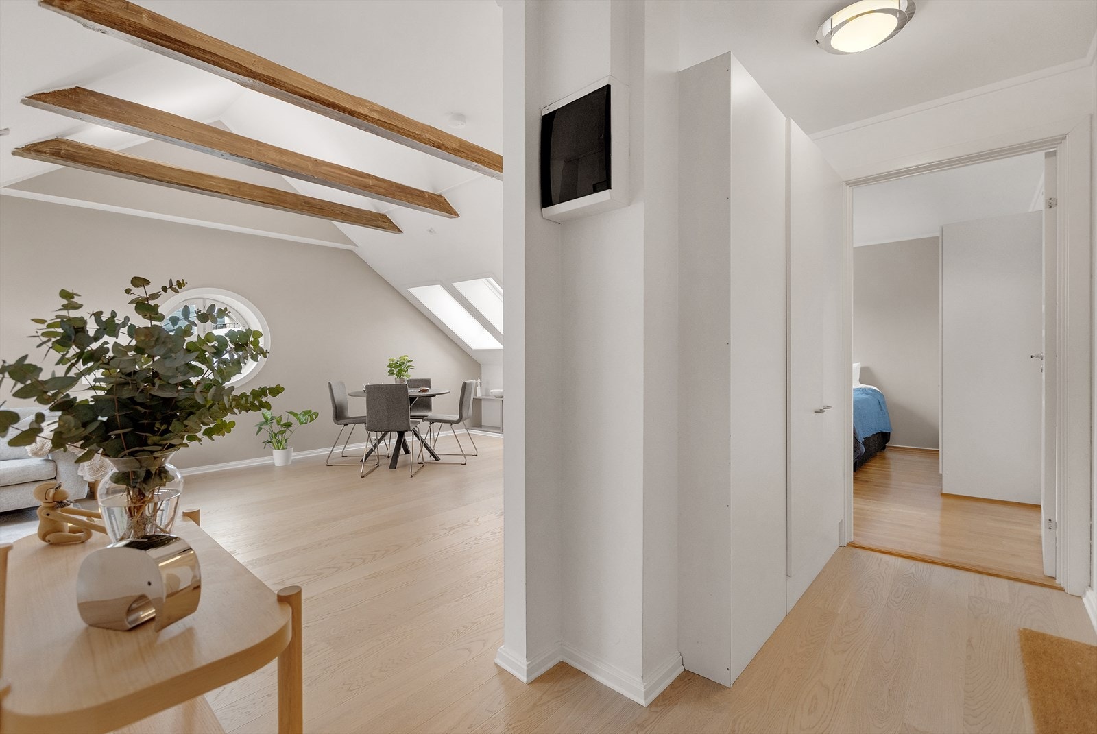 Fra stuen og kjøkkenet kommer man videre inn til resten av leiligheten. Galleribilde