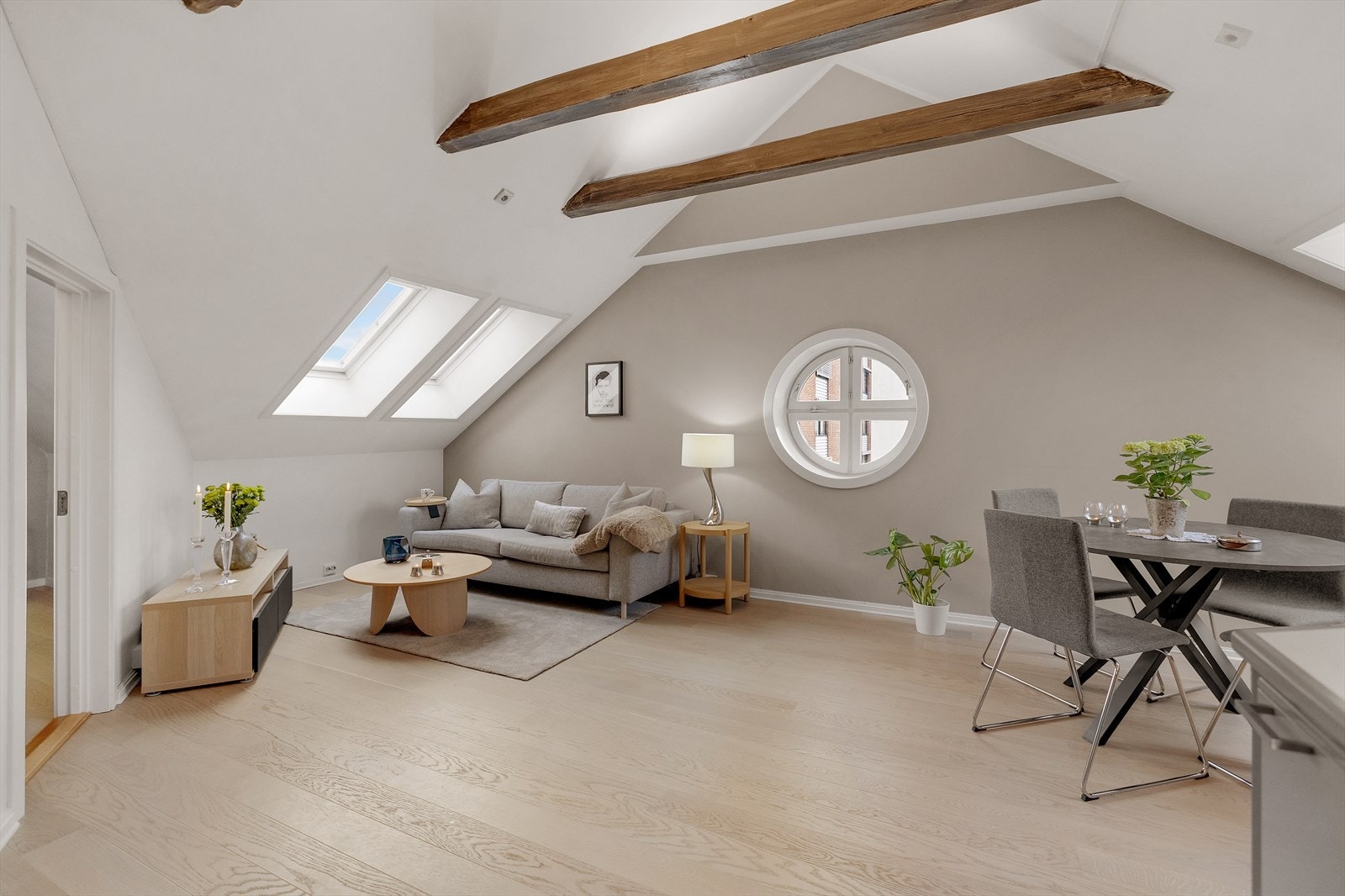 Trebjelkene i taket gir leiligheten mye sjarm og karakter. Galleribilde