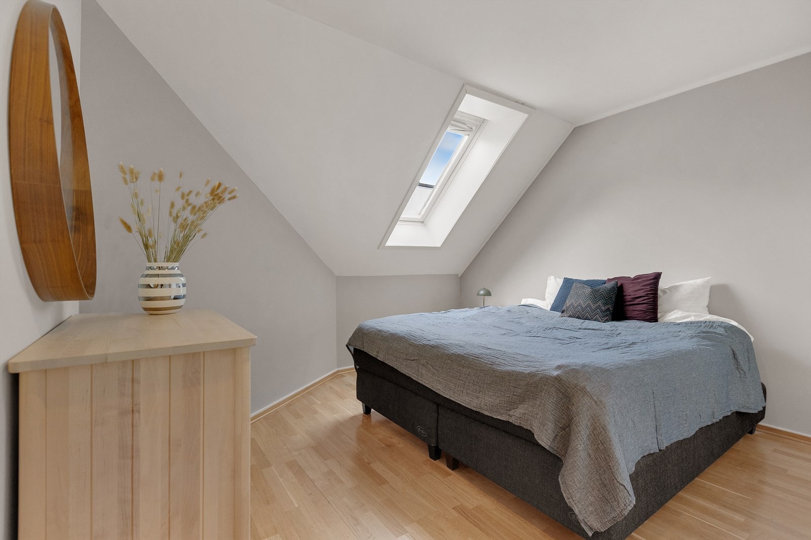 Soverommet er romslig og rolig, med plass til dobbeltseng og oppbevaring. Galleribilde