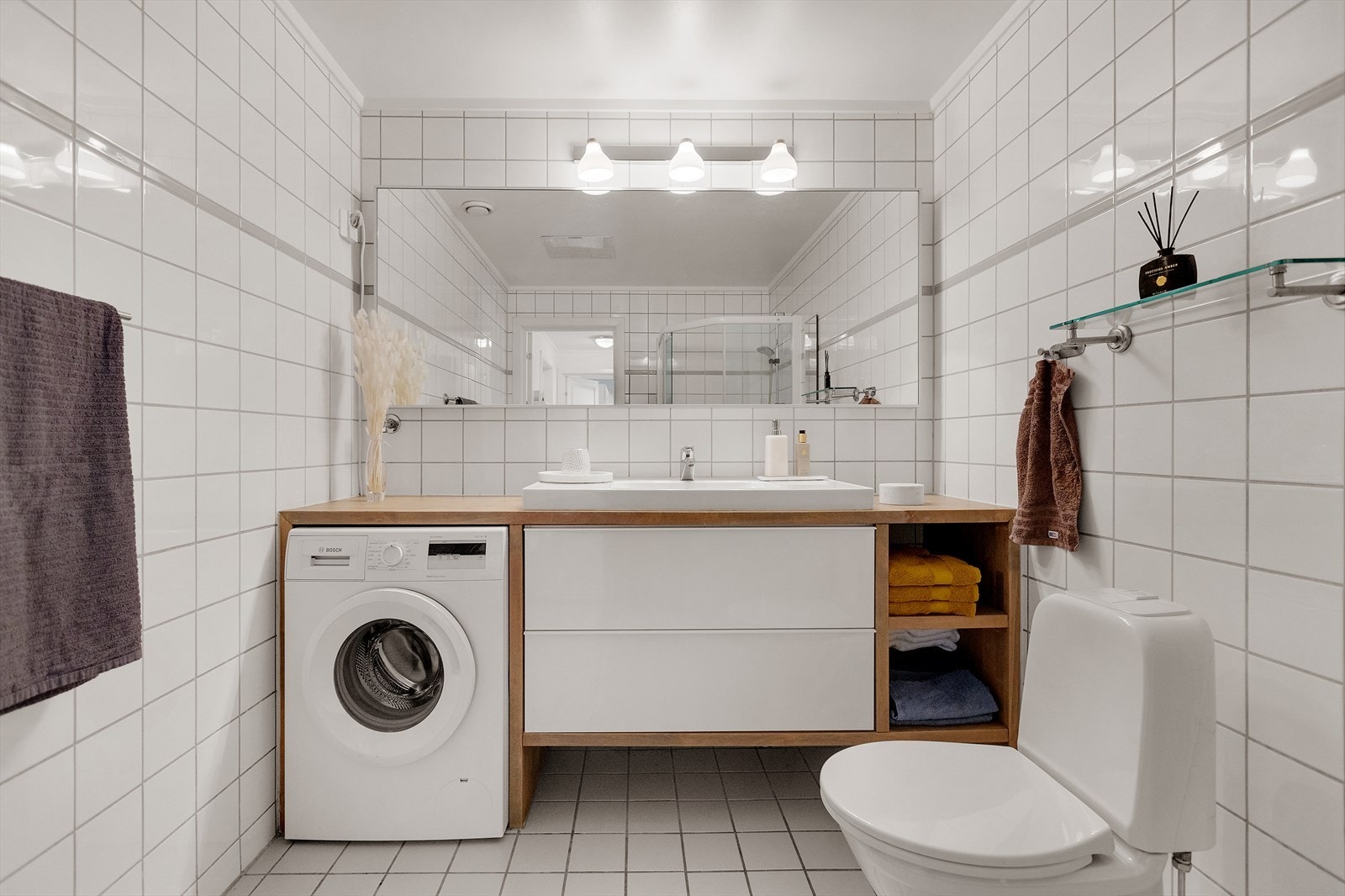 Badet fremstår som funksjonelt og praktisk, med plassbygd baderomsinnredning som gir god oppbevaringsplass. Galleribilde